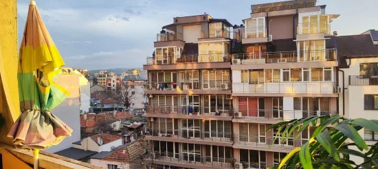 Хол, кухня и спалня с отделни санитарни помещения ОУ Елин Пелин Център