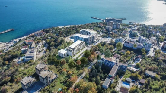 Панорамно студио среден етаж гледка море Варна Кабакум Слънчев ден