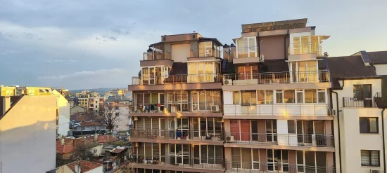 Хол, кухня и спалня с отделни санитарни помещения ОУ Елин Пелин Център