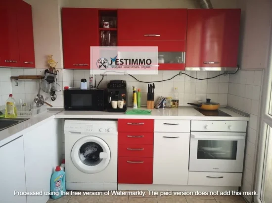 Голям панелен Среден апартaмент център