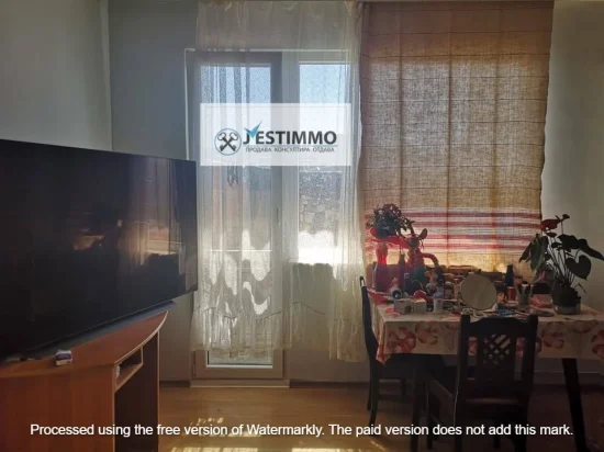 Голям панелен Среден апартaмент център