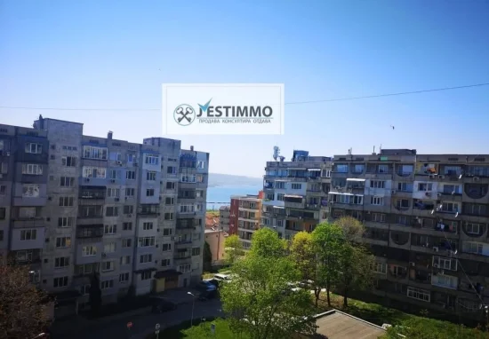 Голям панелен Среден апартaмент център