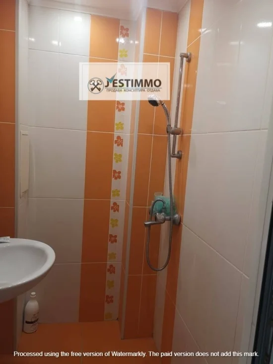 Голям панелен Среден апартaмент център