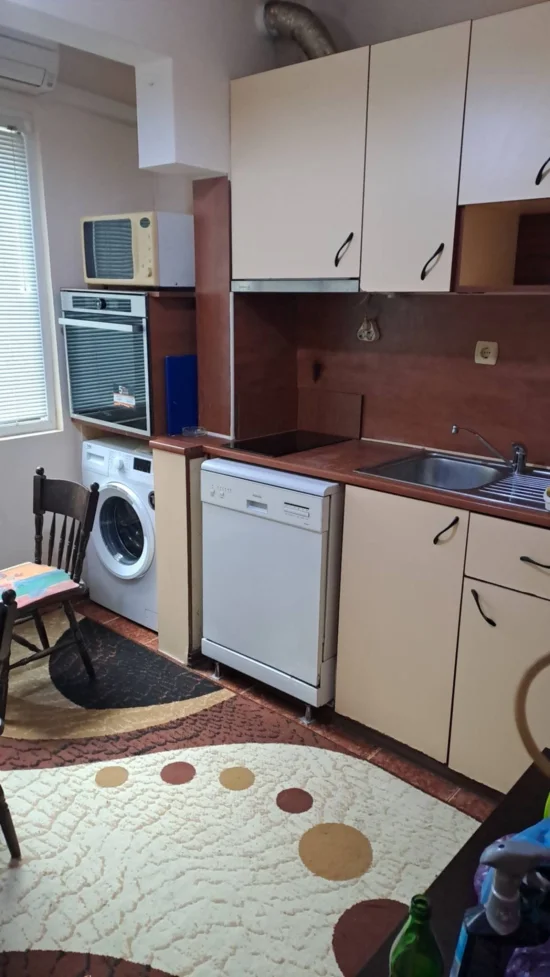 Апартамент с три стаи под наем дългосрочно Базар Левски спирка Явор